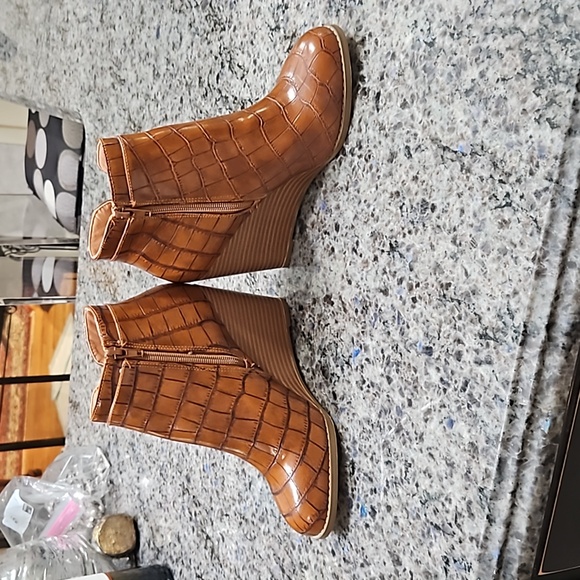 Jules and James, New, Sz. 6, faux-alligator, 3.5 in. Heel, ankle boots. - Picture 8 of 9